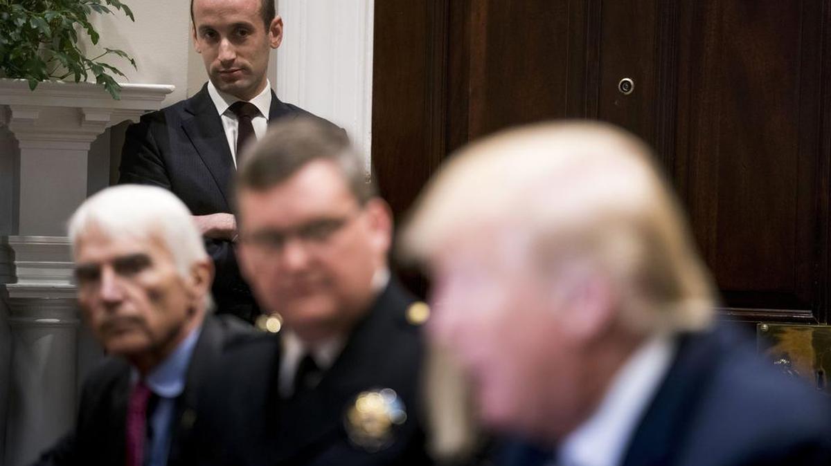 Stephen Miller, asesor senior de la Casa Blanca (de pie), escucha una conversación liderada por el presidente Donald Trump sobre la inmigración y las ciudades santuario, el 20 de marzo del 2018.