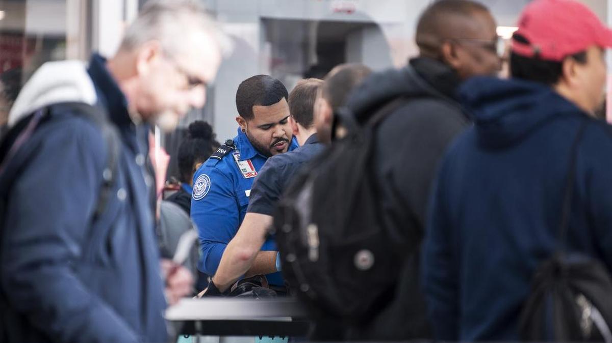 Un agente de seguridad de TSA trabaja el 7 de enero en el Aeropuerto La Guardia en Nueva York, durante el cierre parcial del gobierno.