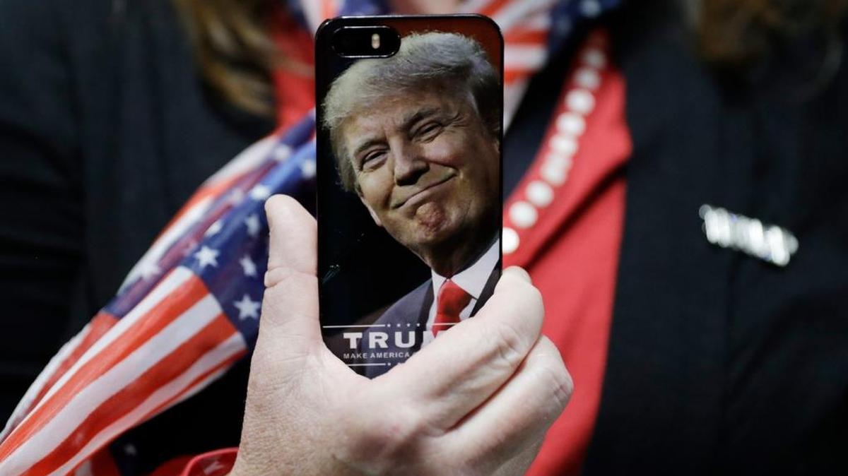 Una seguidora del candidato presidencial Donald Trump sostiene una imagen de este en en Bedford, New Hampshire, el 29 de septiembre.