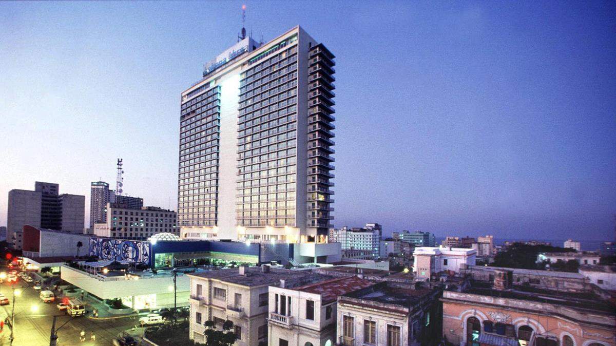 El Hotel Habana Libre, que antes se llamaba Havana Hilton y fue construido en 1958, es una de las estructuras que sobresalen en la capital cubana, en esta foto de 1999.