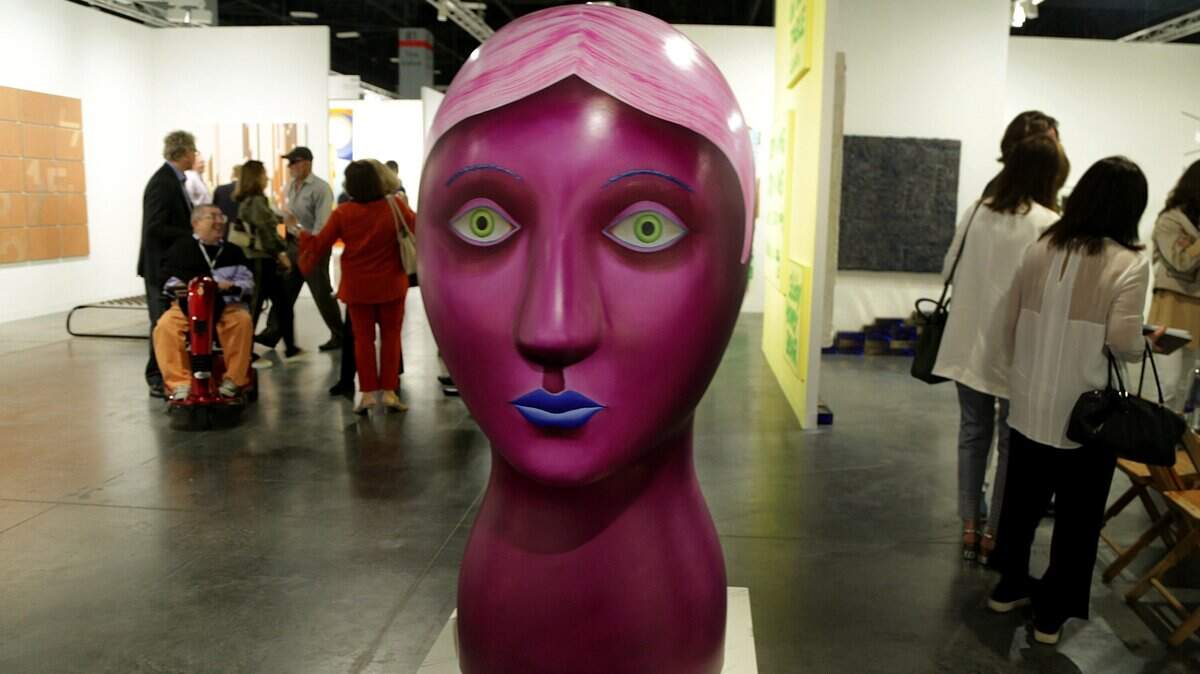 La escultura “Head”, del artista Nicolas Party, adorna una de los pasillos del Centro de Convenciones de Miami Beach, el miércoles durante el primer día de Art Basel.