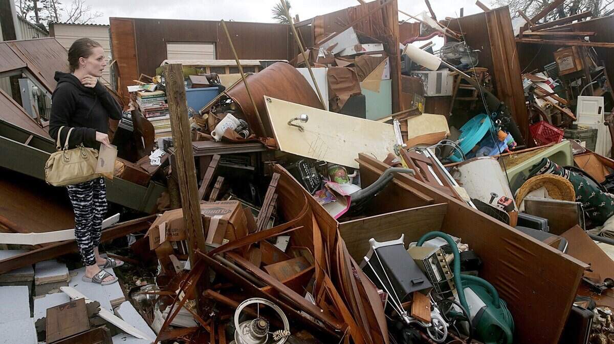 Haley Nelson inspecciona lo que quedó de la casa de su familia, que fue destruida por el huracán Michael el miércoles en Panama City, Florida.
