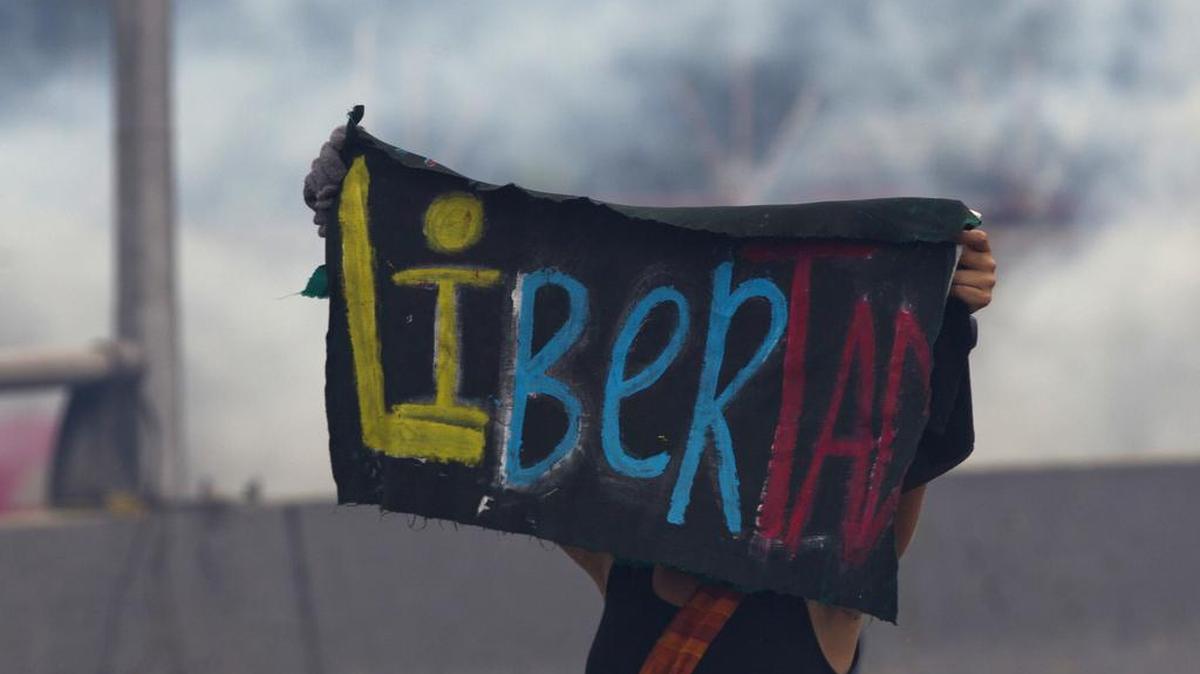 Un manifestante muestra un cartel con la palabra “Libertad”, durante una protesta contra el régimen venezolano, el 13 de abril de 2017, en Caracas.