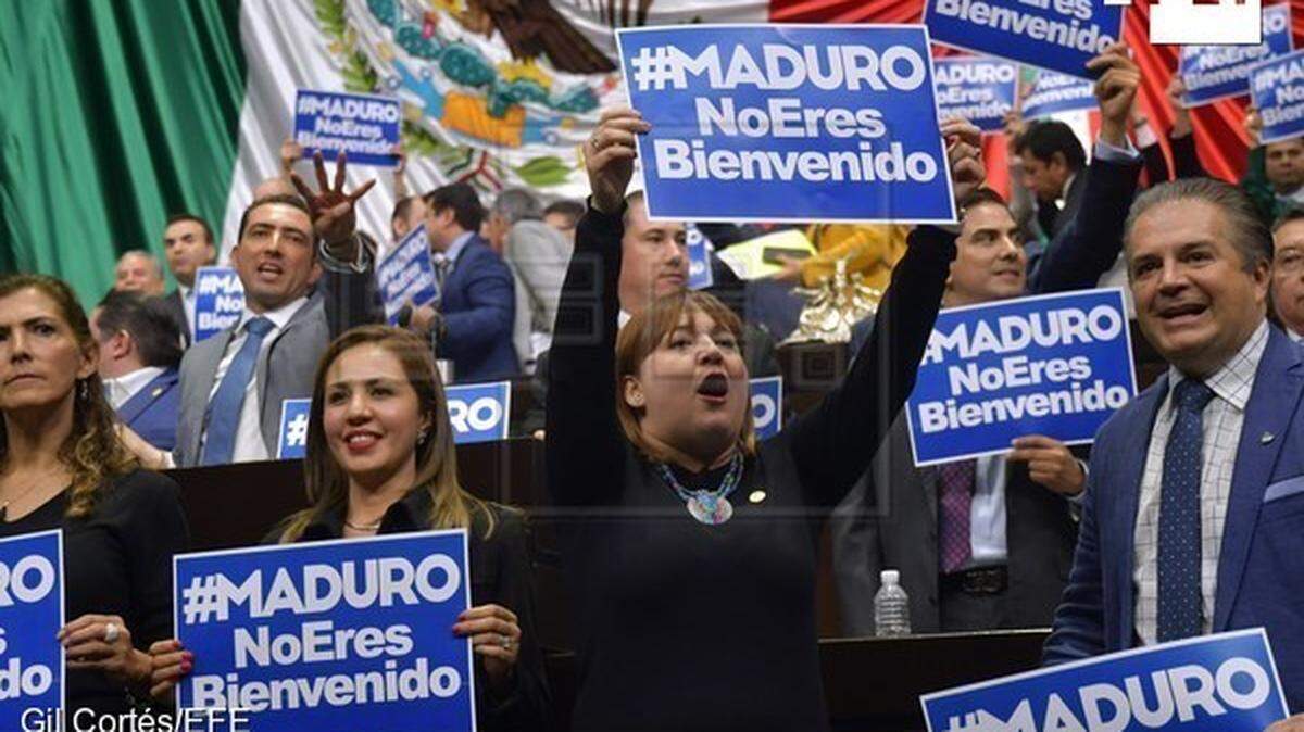 Diputados mexicanos protestan por la invitación que el partido Morena, del futuro presidente de México, Andrés Manuel López Obrador, le ha hecho al presidente de Venezuela, Nicolás Maduro, para que asista a la toma de posesión el próximo 1ro. de diciembre, durante una sesión ordinaria en Ciudad de México el 6 de noviembre de 2018.