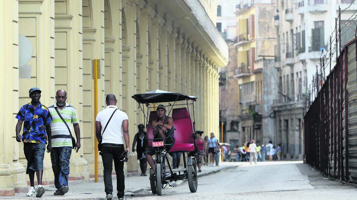 Un bicitaxista premanece en la entrada de un hotel en La Habana, el 20 de enero de 2015.