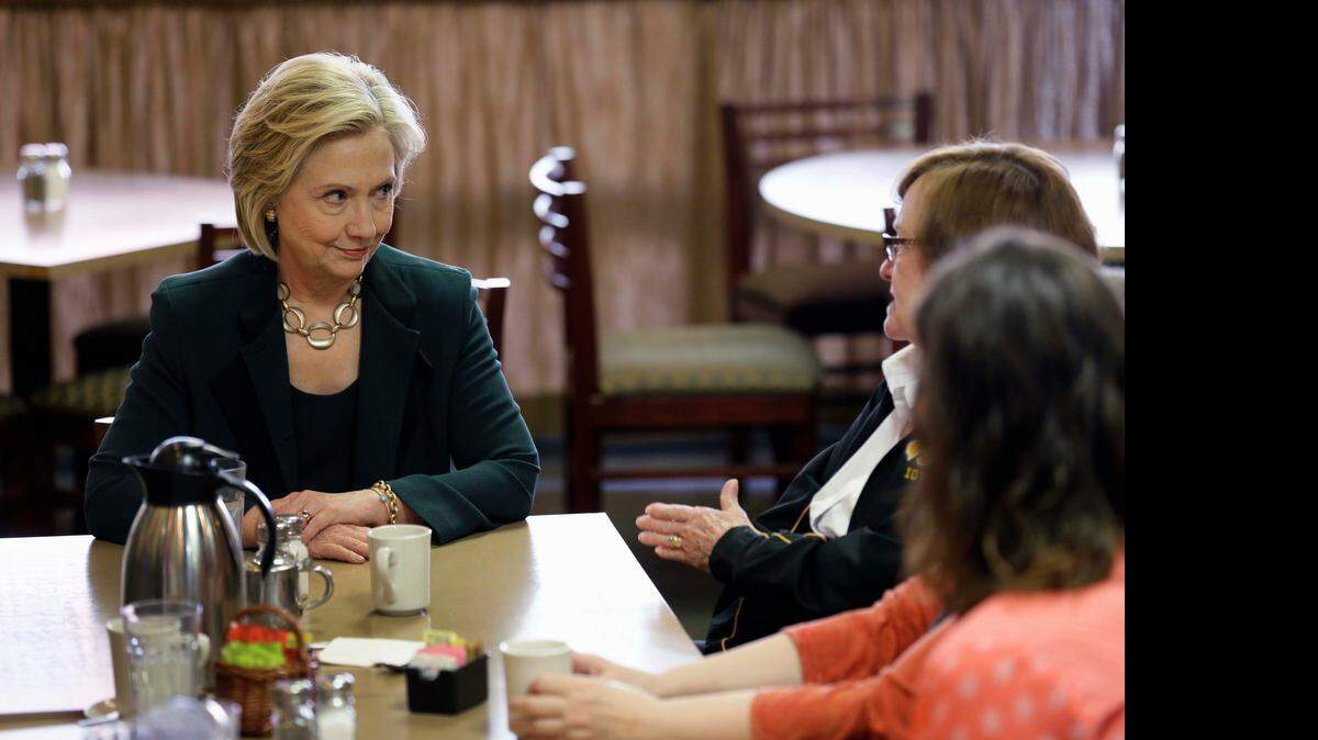 
La candidata presidencial demócrata Hillary Rodham Clinton (izq.) conversa con residentes del pueblo de Marshalltown, en Iowa, el miércoles pasado.
