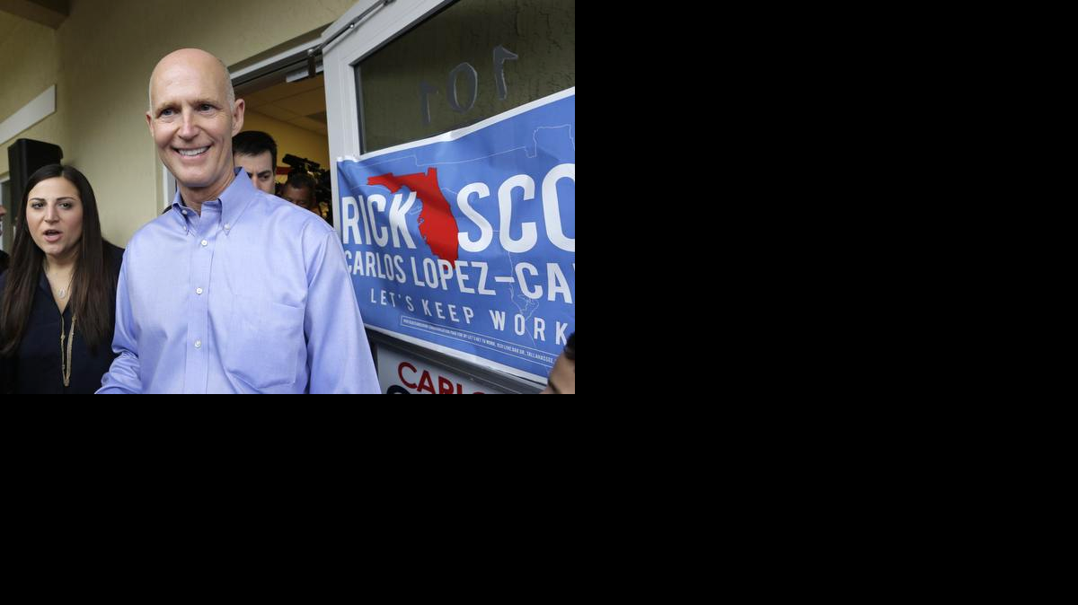 
El gobernador de la Florida, Rick Scott, se reúne con voluntarios de su campaña de reelección en Miami, el pasado 4 de noviembre, el día de la votación.

