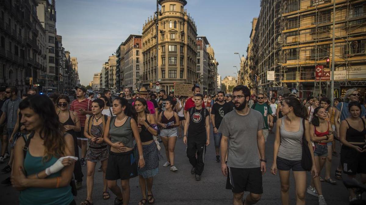 Una manifestación contra la xenofobia y el fascismo recorre el centro de Barcelona el 18 de agosto, un día después del ataque terrorista.