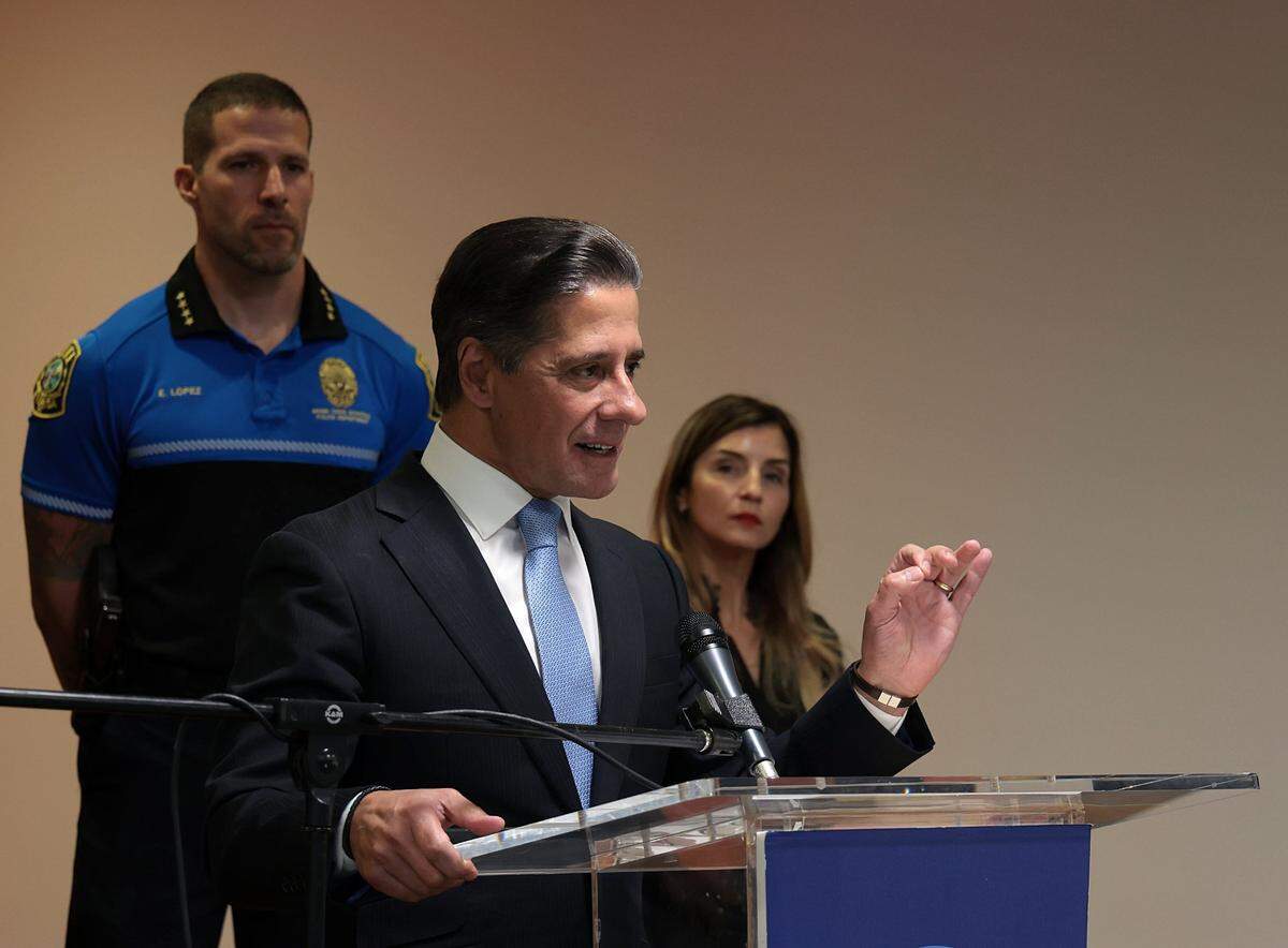 Este jueves 9 de diciembre de 2021, el superintendente de las Escuelas Públicas de Miami-Dade, Alberto Carvalho, anuncia su partida a Los Ángeles como su nuevo superintendente durante su conferencia de prensa en la iPrep Academy, en Miami.