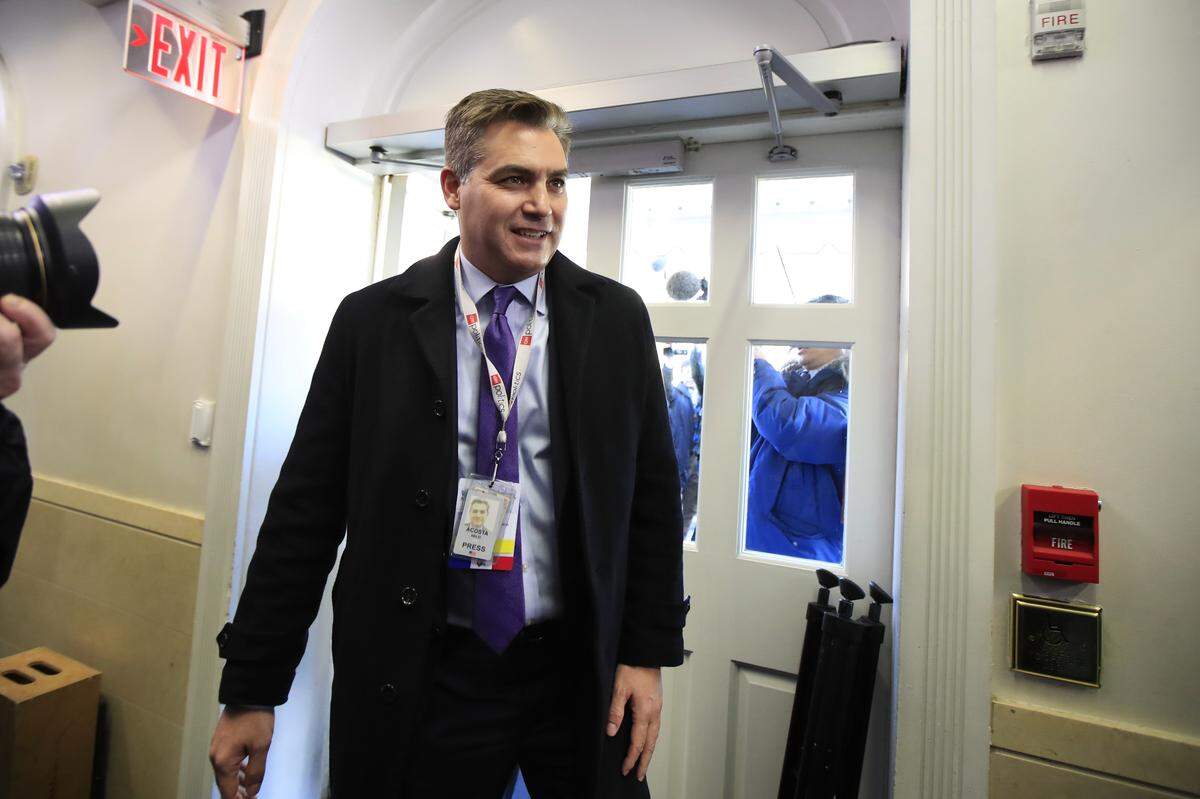 El periodista de CNN, Jim Acosta, entra la sala de prensa de la Casa Blanca el 16 de noviembre, después que una decisión de un juez le restauró la credencial que el gobierno del presidente Donald Trump le había suspendido.