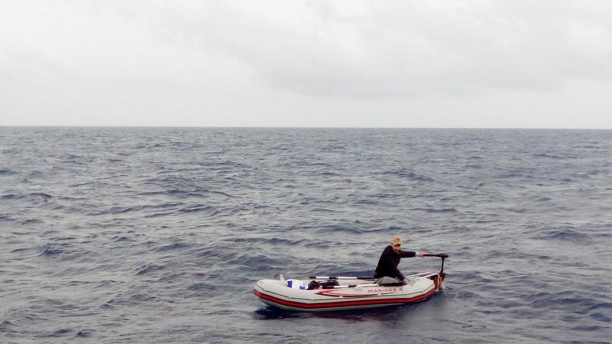 Un refugiado sirio es localizado el 4 de diciembre por rescatistas en el Mediterráneo, a unas 25 millas de la costa de Libia. El hombre, que iba solo, trataba de llegar a la isla italiana de Lampedusa cuando fue rescatado.