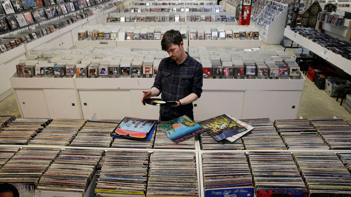 Un ejemplo de la desmaterialización es la evolución de la música en discos de vinilo, que ocupaban mucho espacio físico, a CDs y formato digitales MP3, que son almacenados de forma computarizada.  En la imagen, una tienda de música en Fords, Nueva Jersey.