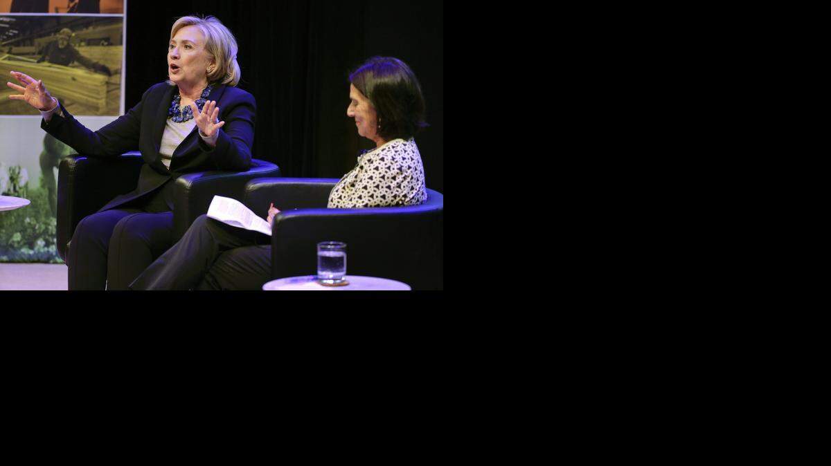 
La ex secretaria de Estado Hillary Rodham Clinton (izq.) responde preguntas sobre el progreso de las mujeres que le hace Lissa Muscatine, propietaria de la librería Politics and Prose, en Nueva York, el viernes pasado.

