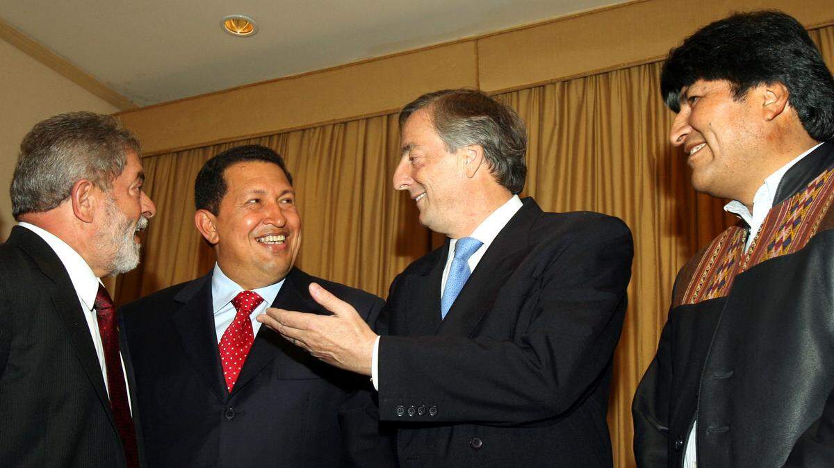 Los presidentes Luiz Inácio Lula Da Silva (Brasil), Hugo Chávez (Venezuela), Néstor Kirchner (Argentina) y Evo Morales (Bolivia), se reúnen en Puerto Iguazú, Argentina, el 4 de mayo de 2006.