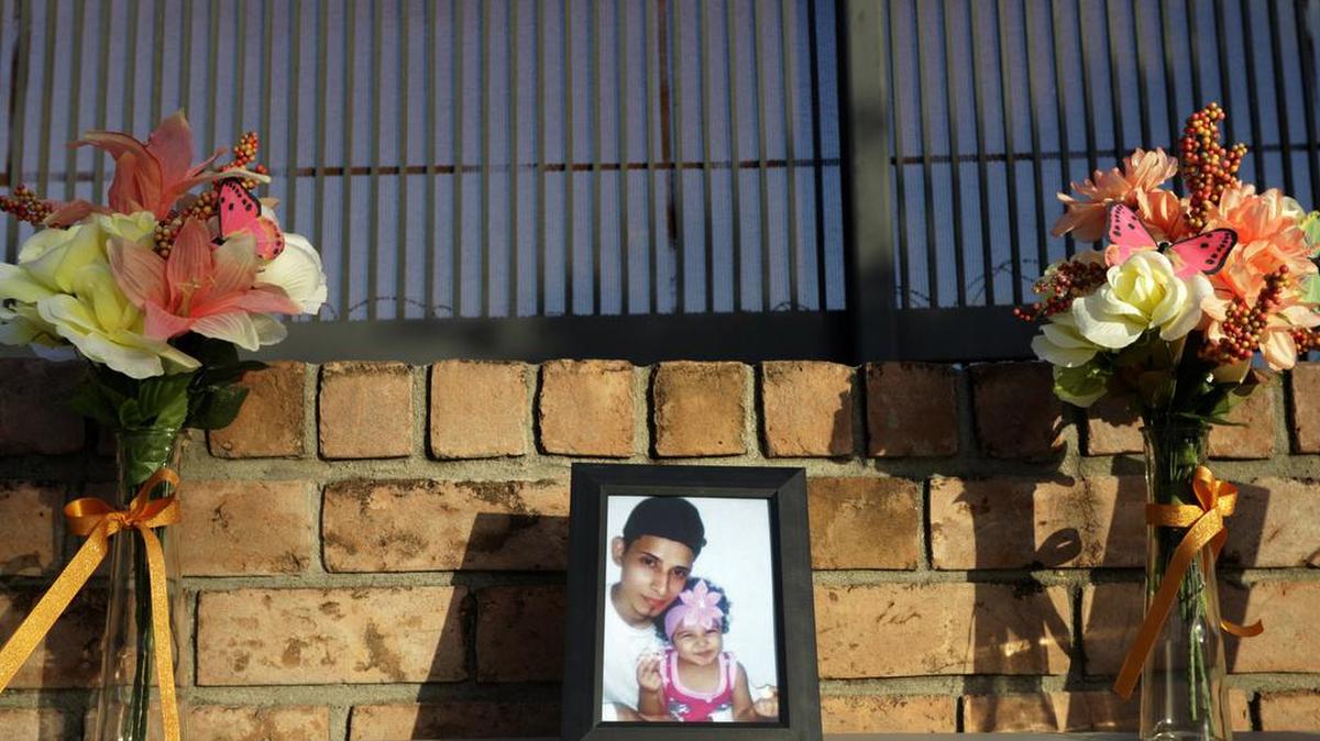 Una foto de Óscar Martínez y su hija, Valeria, adornada con flores forma parte de un altar en homenaje a estas dos víctimas, en Brownsville, Texas.