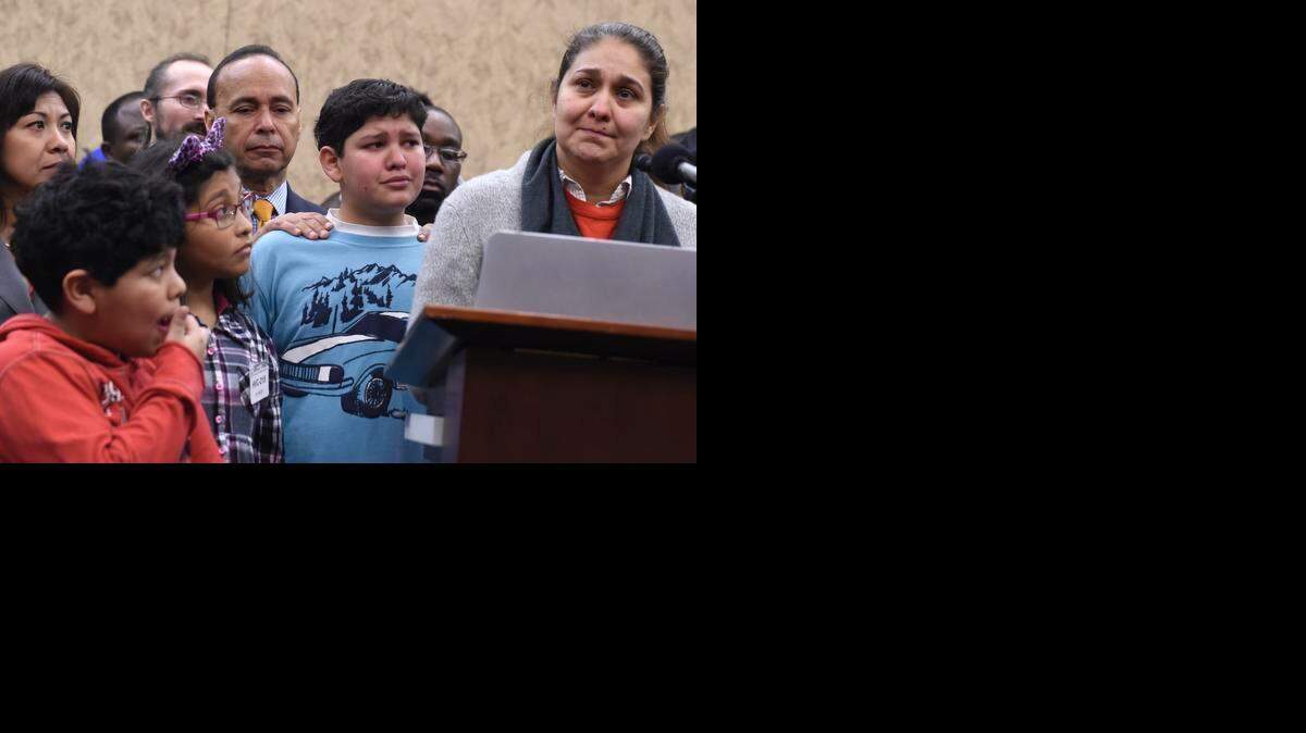 
Isabel Aguilar (der.), rodeada por sus hijos, habla sobre la política de inmigración en el Capitolio, el 14 de enero. Detrás, al centro, el representante Luis Gutiérrez, demócrata por Illinois, la escucha.
