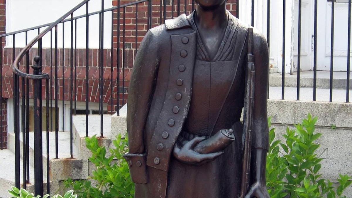 
Estatua de Deborah Sampson Gannett frente a la biblioteca pública de Sharon, Ma. Ella se hizo pasar de hombre para pelear en las guerras de independencia. 
