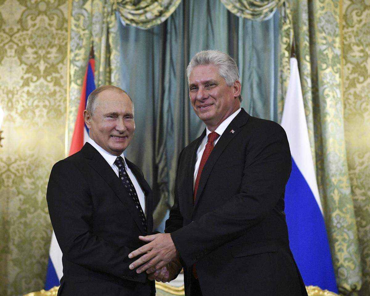 Foto de archivo. El presidente de Rusia Vladimir Putin (izq.) y el gobernante de Cuba Miguel Díaz-Canel se saludan durante un encuentro el 2 de noviembre de 2018, en el Kremlin, Moscú.