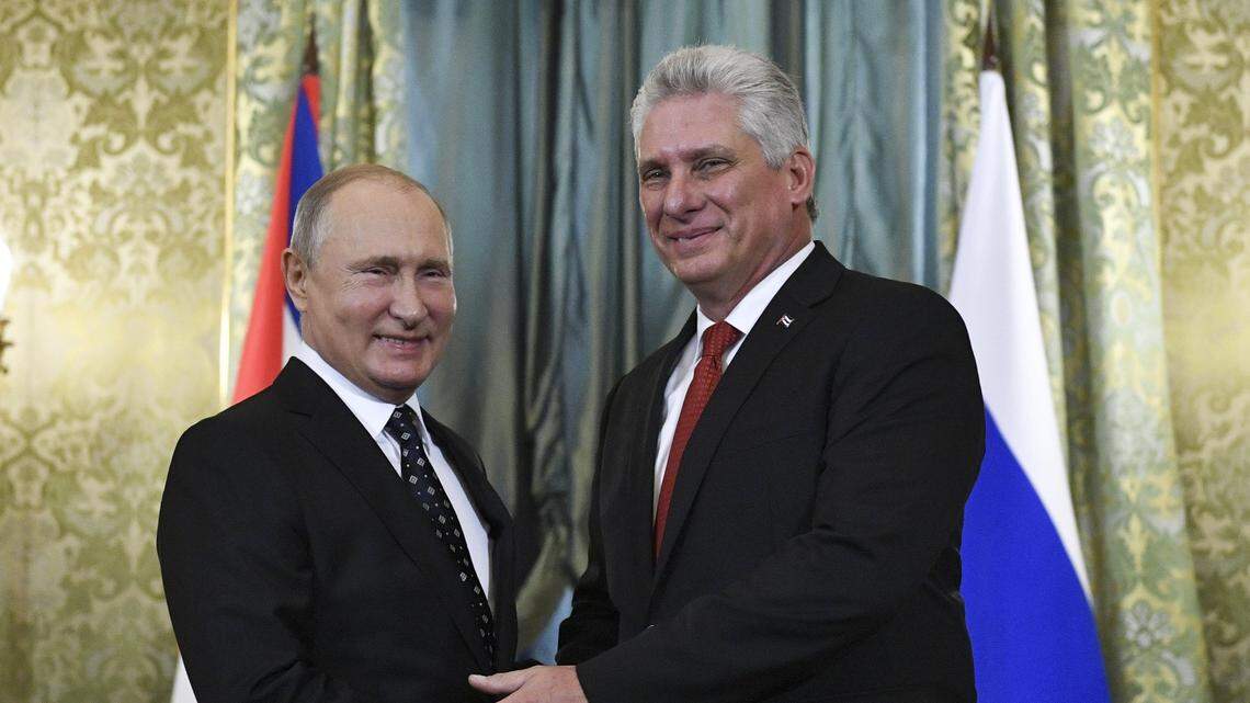 El presidente de Rusia, Vladimir Putin (izq.) y el gobernante de Cuba, Miguel Díaz-Canel, se saludan durante un encuentro el viernes 2 de noviembre de 2018, en el Kremlin, Moscú. (Alexander Zemlianichenko/AP)