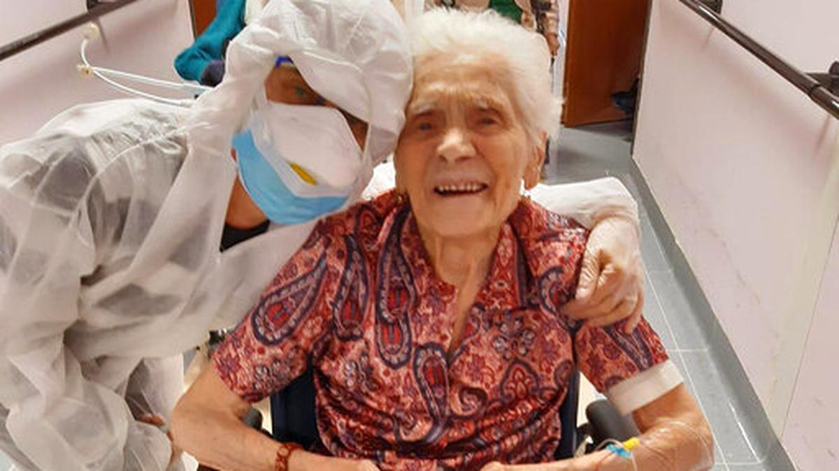 Fotografía del 1 de abril de 2020 de Ada Zanusso, de 103 años, con una enfermera en el albergue de ancianos Maria Grazia en Lessona, en el norte de Italia, tras recuperarse de COVID-19.