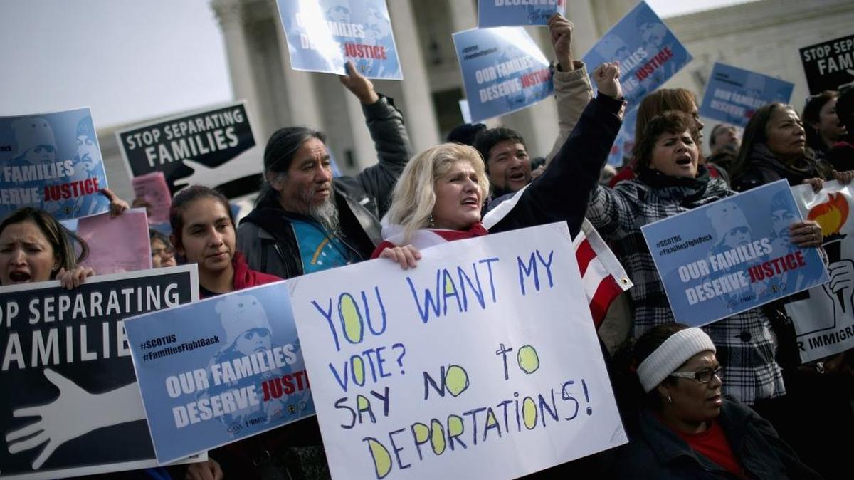 Unos 50 partidarios de la reforma de inmigración realizan una manifestación frente a la Corte Suprema el viernes pasado, en la que pidieron que se mantengan las acciones ejecutivas del presidente Obama.