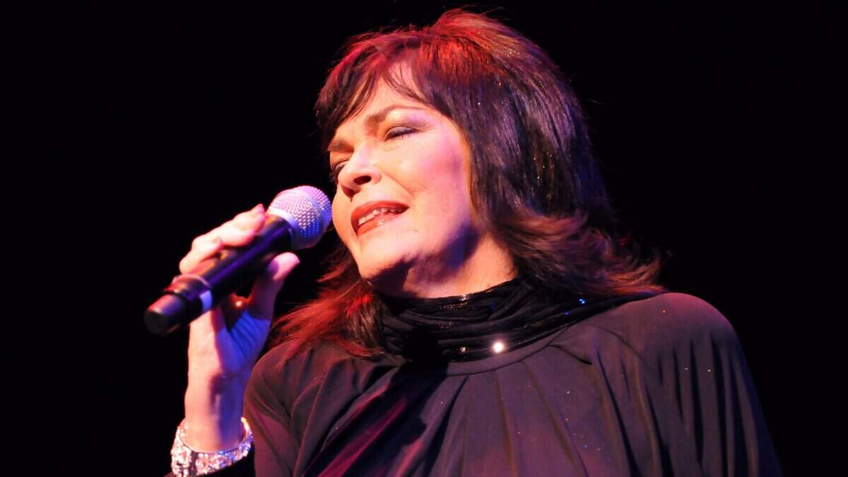 La cantante cubana Luisa María Güell celebra 50 años de carrera artística.