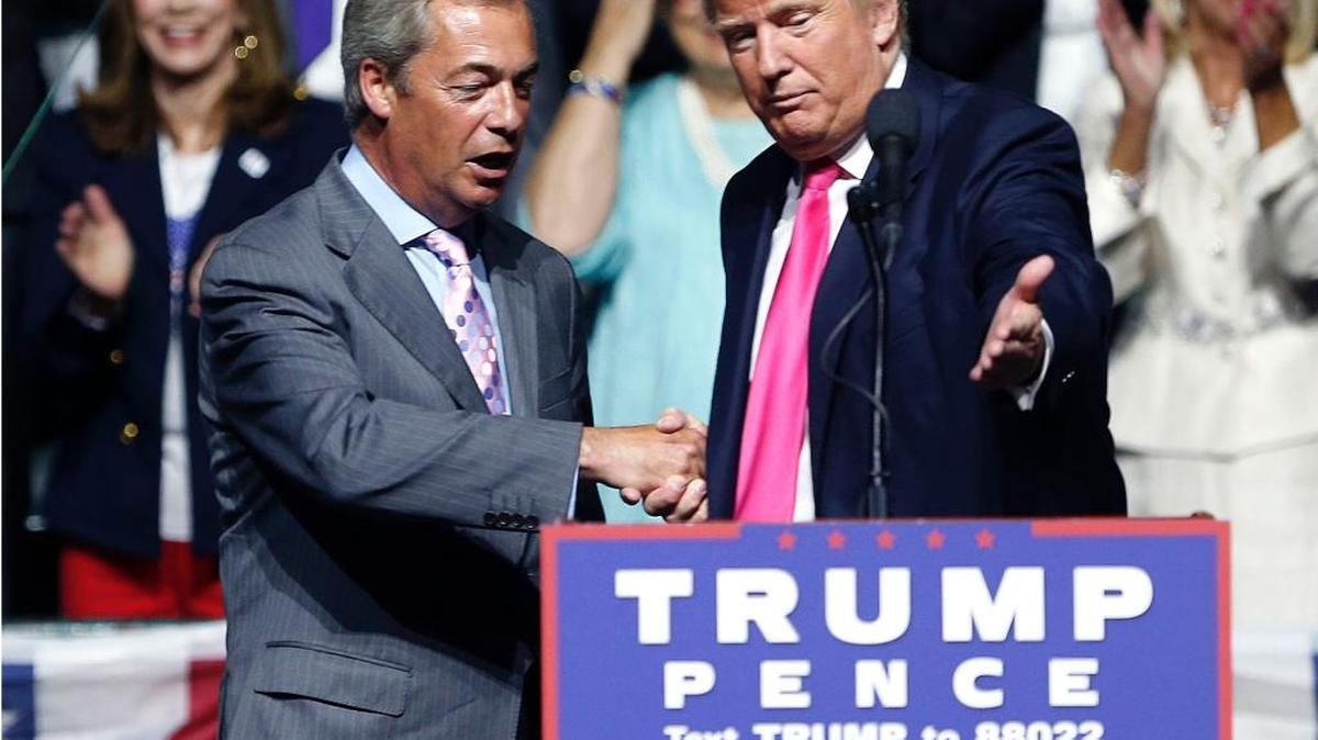 El presidente electo Donald Trump invita al político británico Nigel Farage a hablar en un acto de la campaña en Jackson, Mississippi, el 24 de agosto.