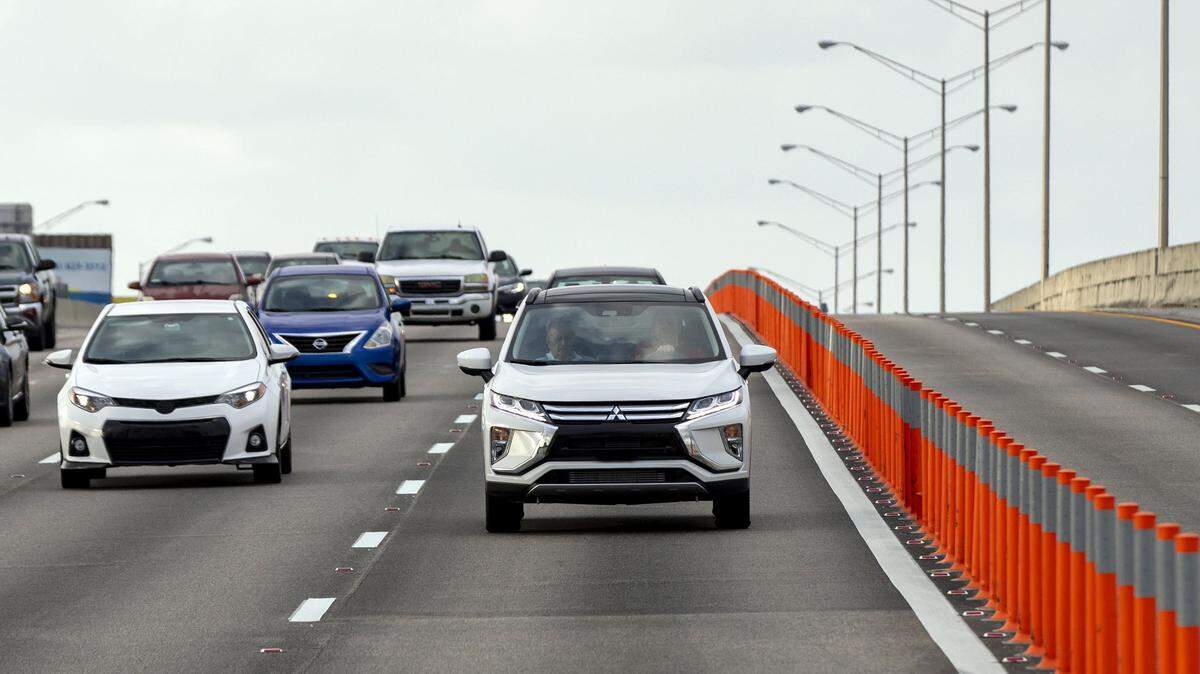Recientemente fue inaugurado un sistema de peaje electrónico en la autopista SR-826 (Palmetto) para el uso de las sendas rápidas.