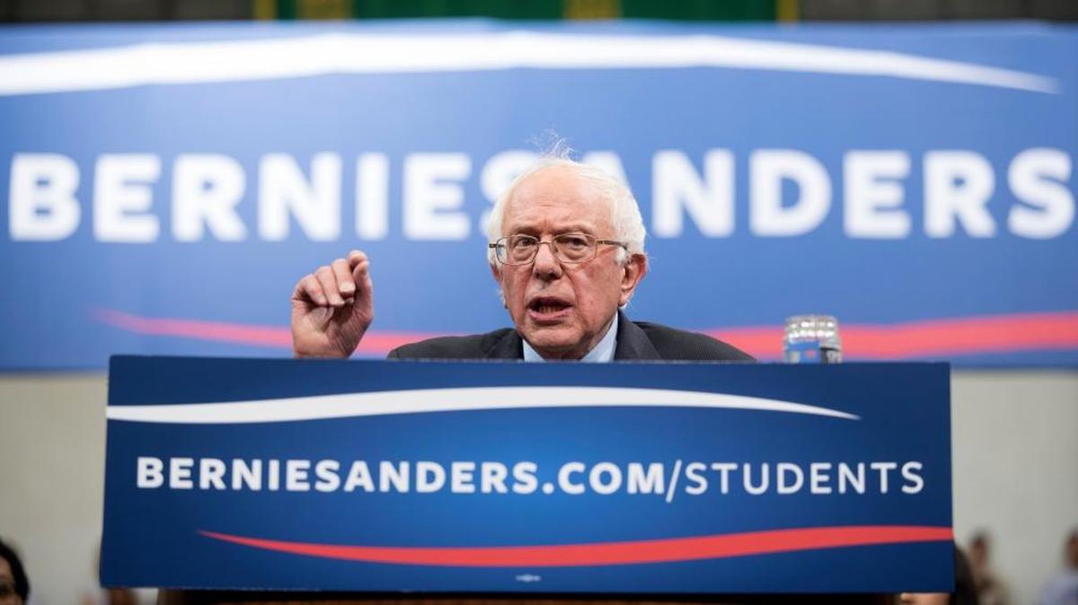 El precandidato demócrata, el senador Bernie Sanders, habla a estudiantes en George Mason University en Fairfax, Virginia, el 28 de octubre.