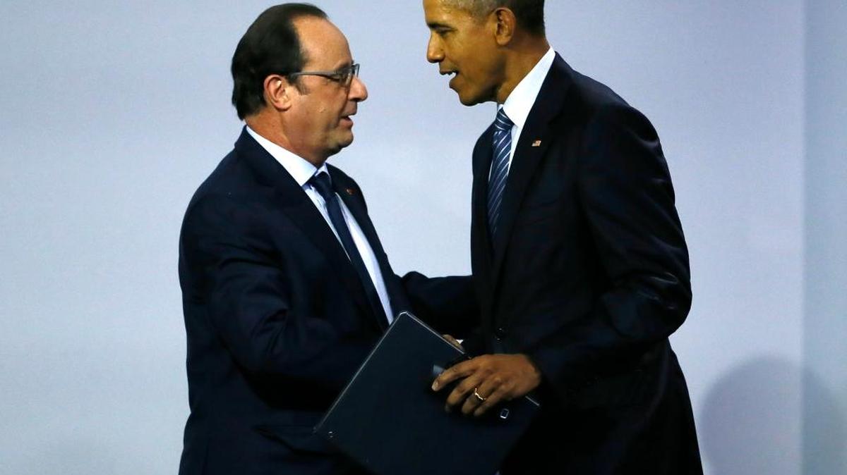 El presidente francés François Hollande (izq.) saluda al presidente Barack Obama antes del encuentro en la Conferencia sobre Cambio Climático, en Le Bourget, norte de París, el 30 de noviembre.