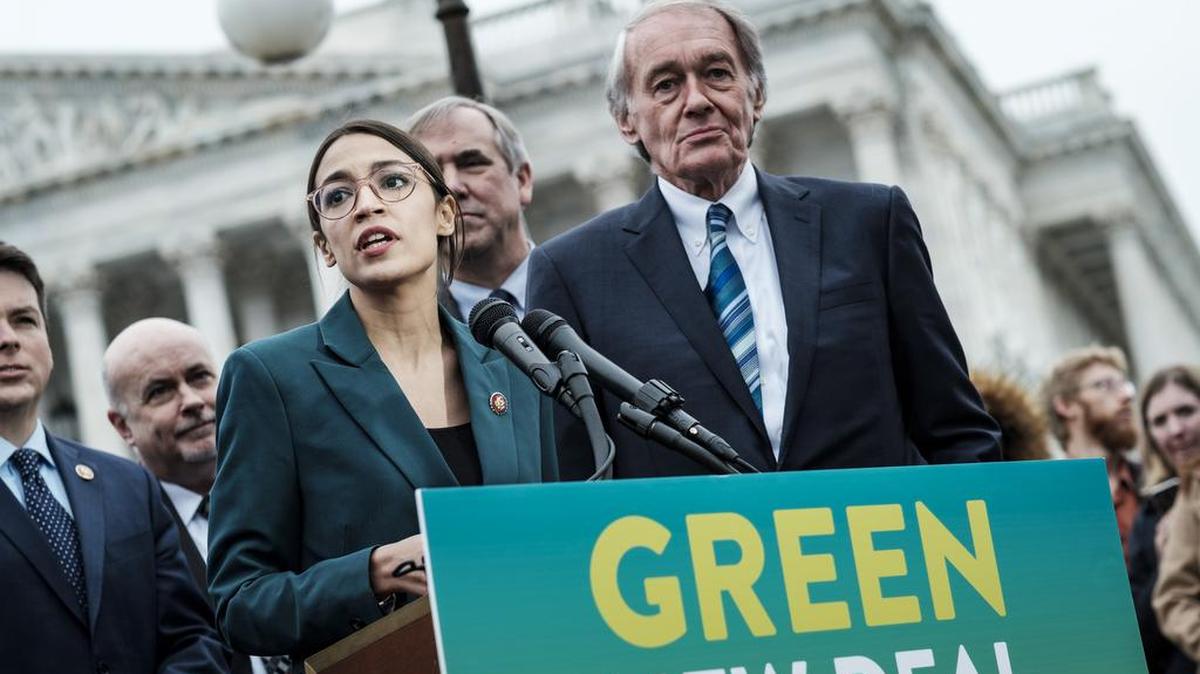 La congresista Alexandria Ocasio-Cortez (demócrata de Nueva York) y el senador Ed Markey (demócrata de Massachussets) anuncian el “Green New Deal” (Nuevo Plan Verde), un ambisioso programa de iniciativas ambientales, el 7 de febrero en Washington.