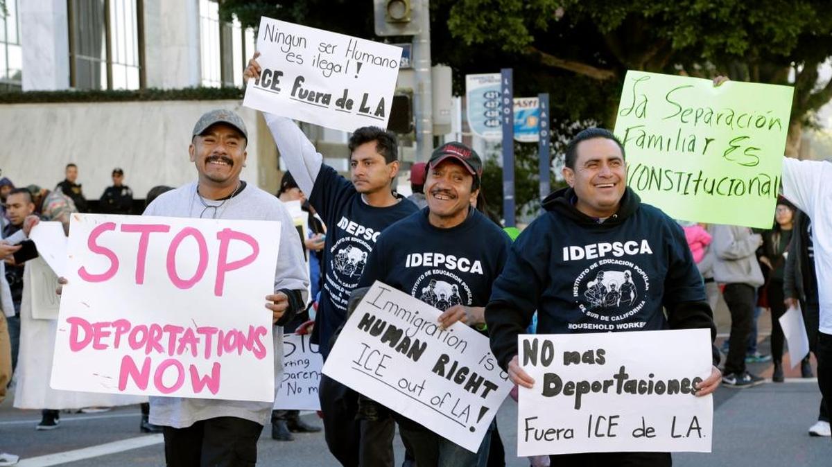 Un grupo de activistas protesta en el centro de Los Angeles contra la deportación de inmigrantes, a fines de enero.