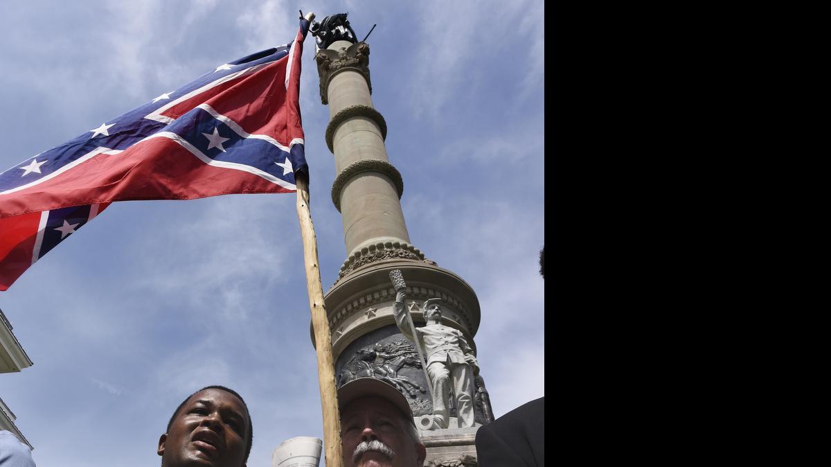 
Jamel Brown (izq.) y Mike Williams se paran juntos para protestar la remoción de la Bandera Confederada de los espacios del Capitolio de Montgomery, Alabama, el jueves.


