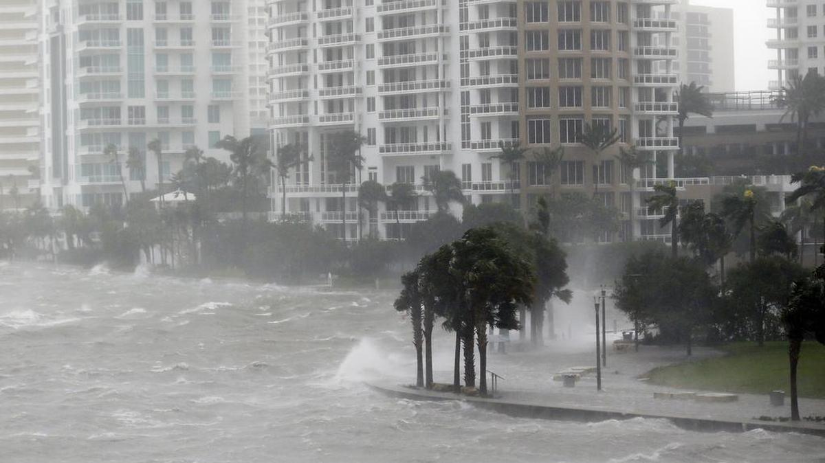 La marejada del huracán Irma se estrella contra el litoral de Miami, el 10 de septiembre.