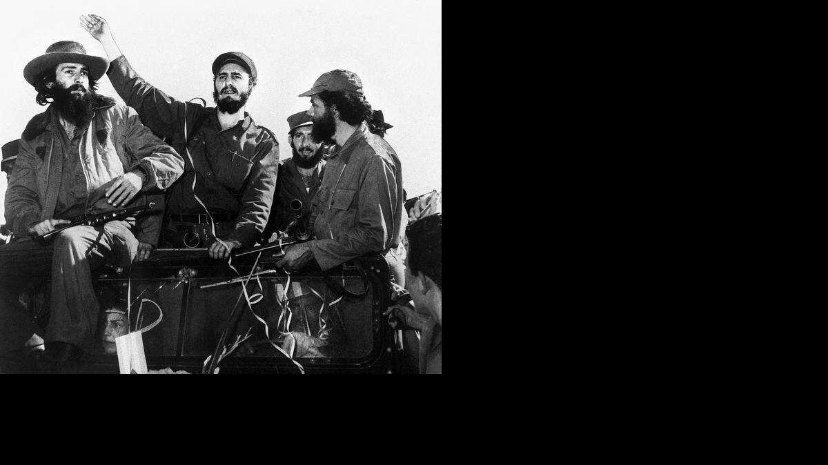 
Fidel Castro (centro), rodeado por Camilo Cienfuegos (izq.) y Huber Matos (der.), entrando a La Habana en enero de 1959


