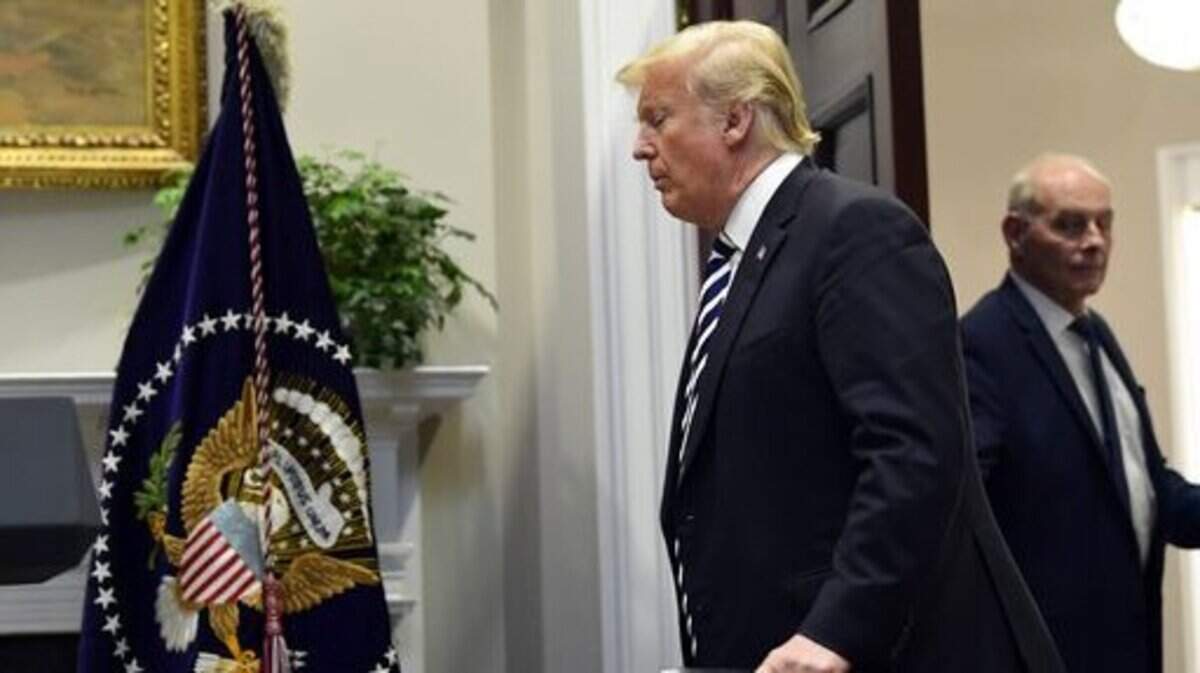 In this Nov. 1, 2018 photo, El presidente Donald Trump se dirige al Salón Roosevelt de la Casa Blanca en Washington, el 1ro. de noviembre de 2018, mientras el jefe de Gabinete, John Kelly, observa.