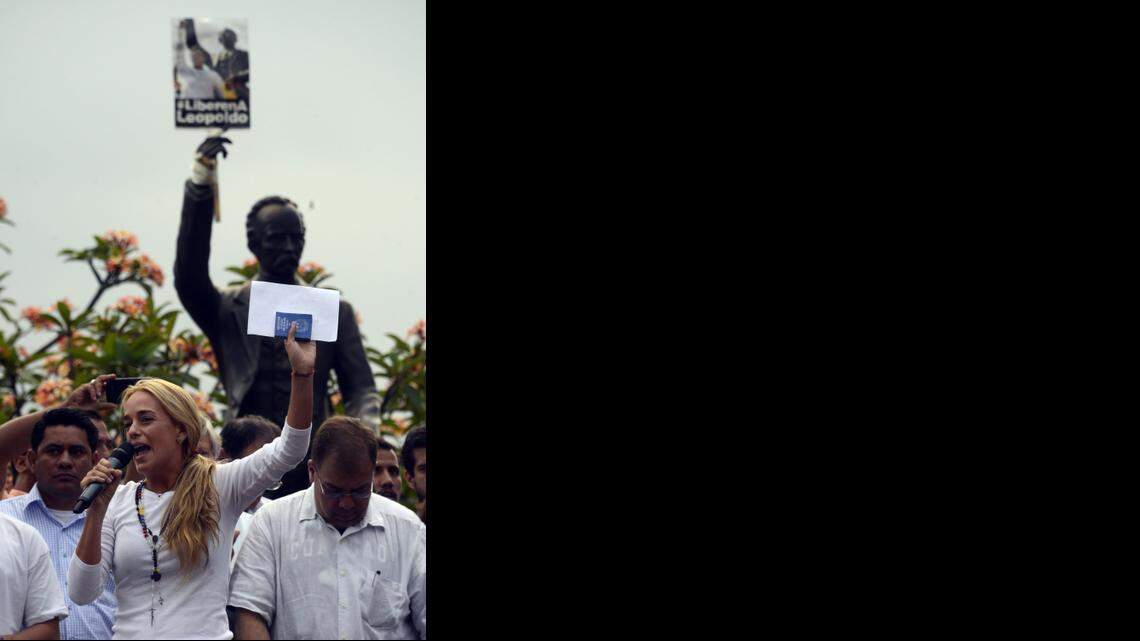 
Lilian Tintori (centro), esposa del líder opositor venezolano encarcelado Leopoldo López, participa en una protesta en Caracas el pasado 4 de abril.
