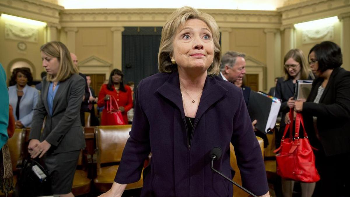 La candidata presidencial demócrata Hillary Clinton, ex secretaria de Estado, concluye su testimonio en el Capitolio de Washington, el pasado 22 de octubre, ante el Comité sobre Bengasi.