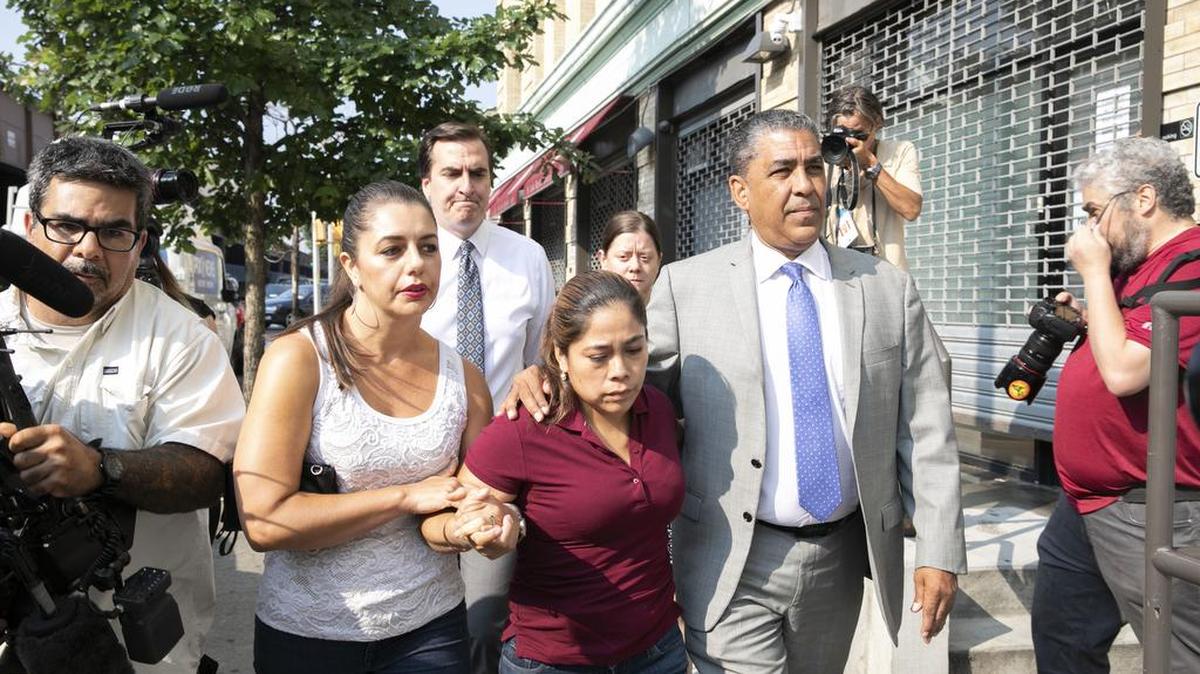 La voluntaria Janey Pearl Starks (izq.), la inmigrante Yeni González (centro) y el representante demócrata Adriano Espaillat se dirigen al Centro Cayuga, en Harlem, Nueva York, donde se encuentran retenidos los tres hijos de González, el 3 de julio. González cruzó el país desde Arizona en automóvil para reunirse con sus hijos, ayudada por Pearl y otros voluntarios.
