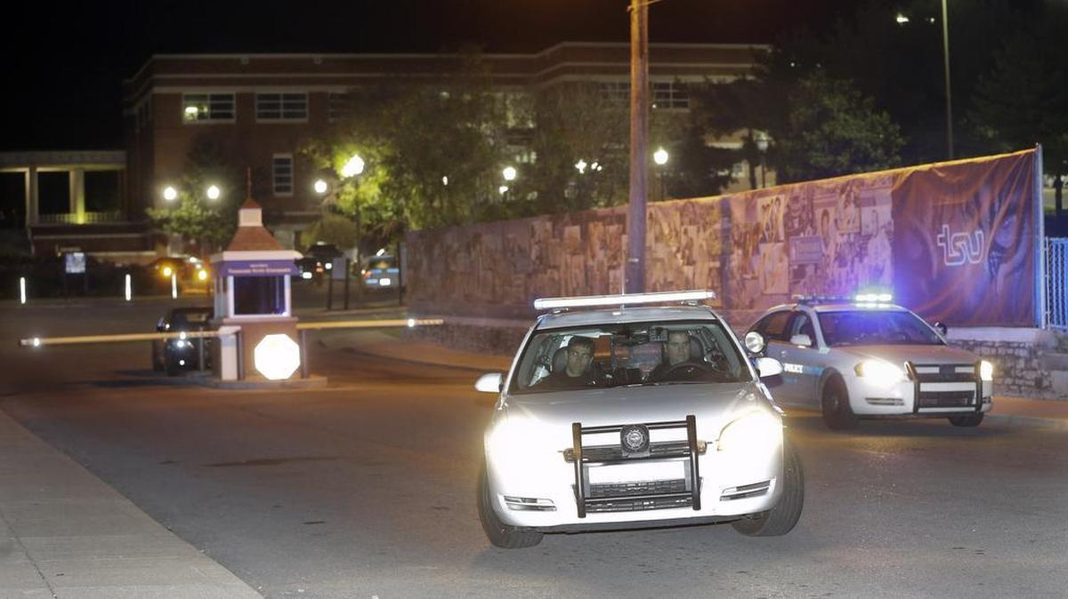 Agentes de policía salen de la Universidad Estatal de Tennessee en Nashville, en la madrugada del viernes pasado, tras un tiroteo en el centro docente.