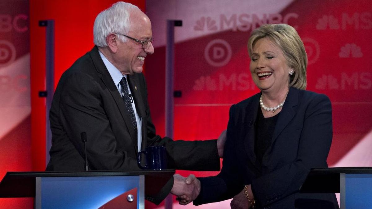 Los candidatos a la presidencia Hillary Clinton y Bernie Sanders se saludan al concluir el debate demócrata en la Universidad de Nueva Hampshire, en Durham, el jueves pasado.