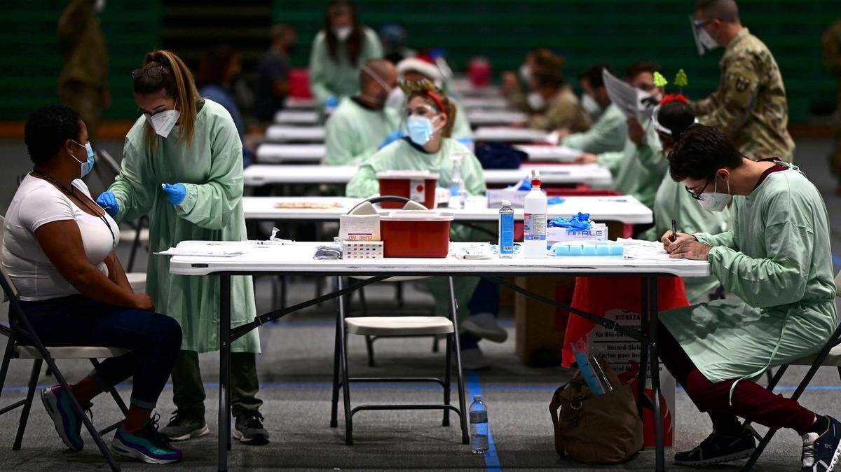 Trabajadores del sector salud son vacunados contra el COVID-19, el miércoles 30 de diciembre de 2020 en el Coliseo Pedrín Zorrilla en San Juan, Puerto Rico. 
