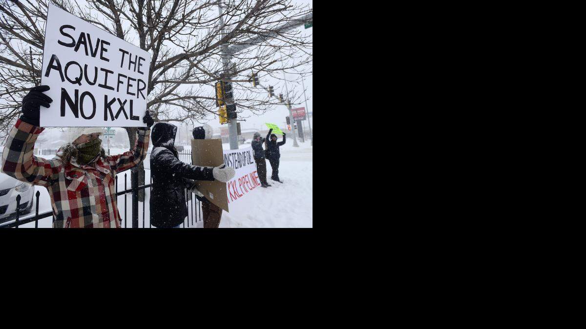 
Varias personas protestan el martes pasado en Sioux Falls, Dakota del Sur, contra la construcción del oleoducto Keystone XL, que iría desde Canadá hasta el Golfo de México.
