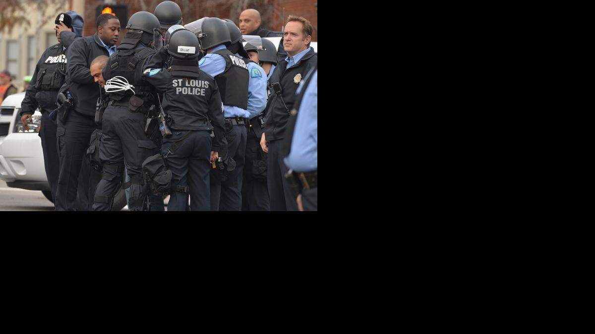 
Policías arrestan a un manifestante el 30 de noviembre en St. Louis, Missouri, en medio de las protestas que desató una decisión judicial de no formular cargos a un policía blanco por la muerte de un adolescente negro desarmado.


