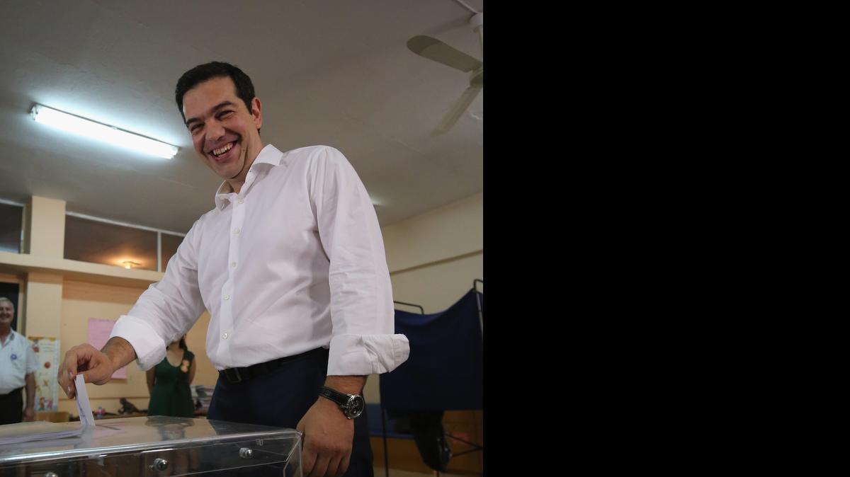 
El primer ministro de Grecia, Alexis Tsipras, vota en el referendo del domingo pasado, en los suburbios de Atenas. El pueblo griego se pronunció en contra de las medidas de austeridad exigidas por los acreedores.

