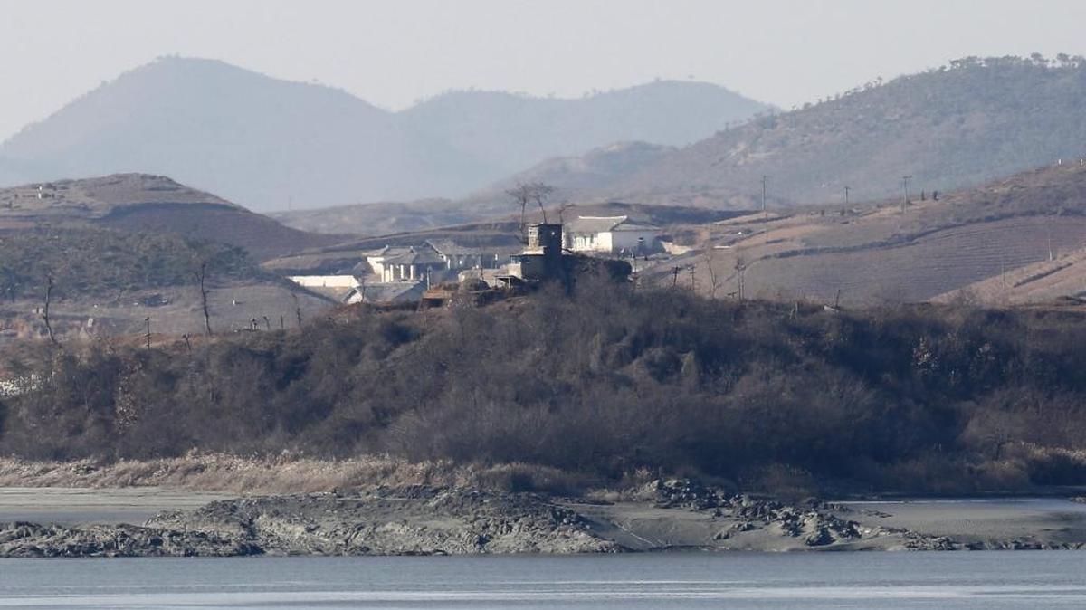 Vista de un puesto de control en Gaepung-gun (Corea del Norte) visto desde el observatorio Odusan en Paju (Corea del Sur) el 8 de enero de 2016. Corea del Sur retomó hoy sus emisiones de propaganda a través de altavoces situados junto a la frontera con Corea del Norte en represalia por el ensayo nuclear ejecutado por el régimen de Pyongyang hace dos días, informó la agencia Yonhap.