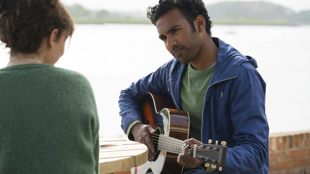 Lily James (izq.) y Himesh Patel en una escena de la película “Yesterday”.