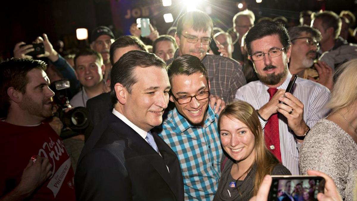 El senador y candidato republicano Ted Cruz (segundo desde la izq.) posa para una fotografía con simpatizantes en Milwaukee. Cruz derrotó al candidato Donald Trump en las primarias de Wisconsin el martes pasado.