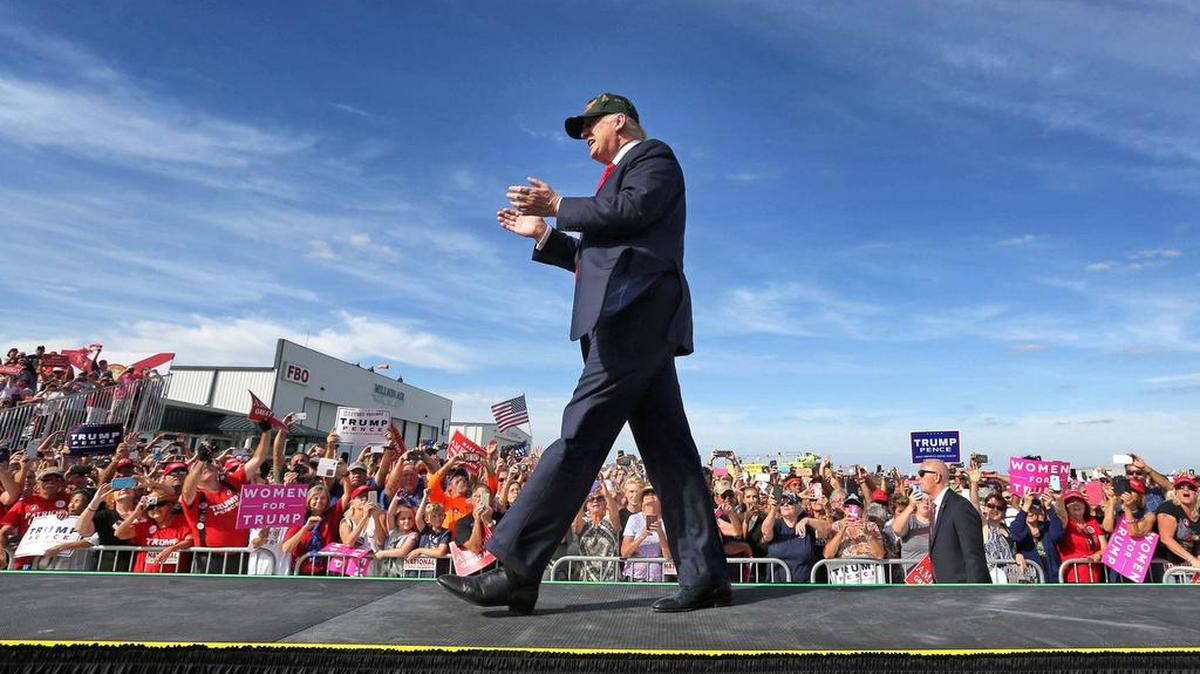 El candidato republicano Donald Trump llega a un acto de campaña en el Aeropuerto Internacional de Orlando-Sanford, en la Florida, el martes pasado.
