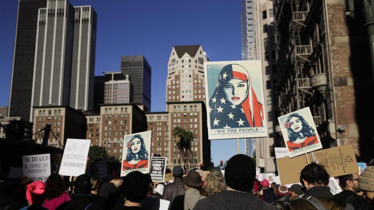 Una multitud participa en la Marcha de las Mujeres en Los Angeles, el 20 de enero, protestando contra la política del presidente Donald Trump hacia los inmigrantes y los derechos de las mujeres, entre otros temas.